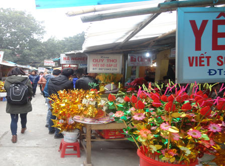 Nhiều dịch vụ ăn tiền lộng hành trong Đền Bà Chúa Kho